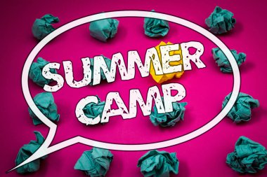 Yaz Kampı gösterilen Not yazma. Bölgedeki nerede çocuk faaliyetleri sırasında tatil yapmak vitrine iş fotoğraf