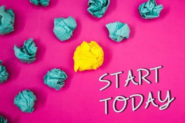 Kavramsal el Başlat bugün gösterilen yazma. Doğru şimdi ilham verici motivasyon phraseideas başlatmak başlamak showcasing iş fotoğraf pembe arka plan beyaz harflerle buruşuk kağıtları kelime