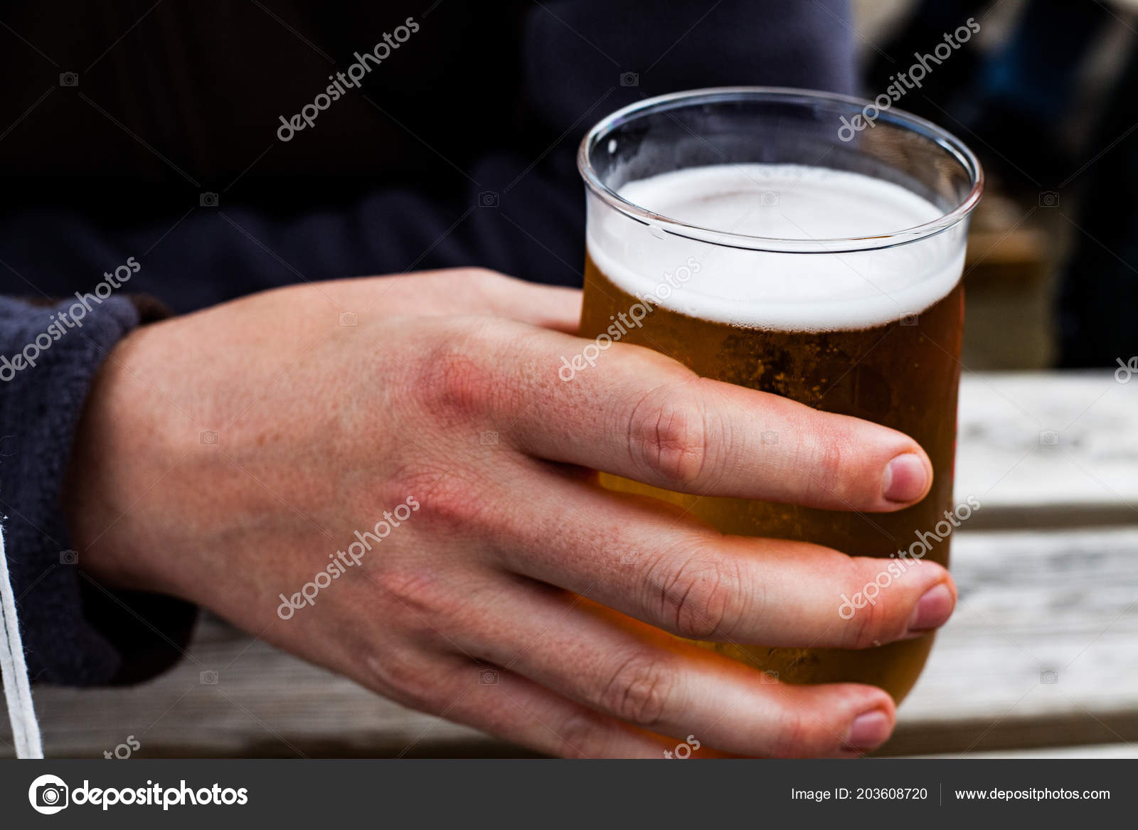 Drinking Beer Glass Manholding Beer Glass Holding Technique Stock Editorial Photo © artursz