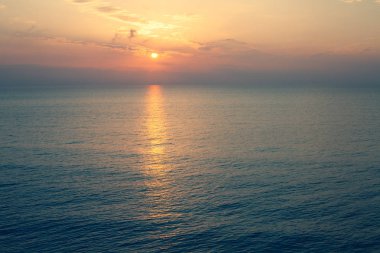 Günbatımı deniz Horizont üzerine. Güzel okyanus güneş manzara, Akdeniz Twilight sıcak deniz alacakaranlıkta yansıtan güneş güneş ışığı ve suyun sarı renklerle