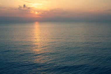 Günbatımı deniz Horizont üzerine. Güzel okyanus güneş manzara, Akdeniz Twilight sıcak deniz alacakaranlıkta yansıtan güneş güneş ışığı ve suyun sarı renklerle