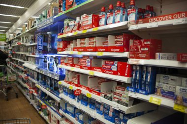 Wolverhampton, Unied Krallık, 16 Haziran 2018 süpermarket diş macunu reyonunda. Diş fırçası koridorda bir bakkal. Büyük bakkal kişisel hijyen ürünlerini. Asda.