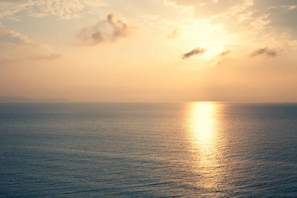 Günbatımı deniz Horizont üzerine. Güzel okyanus güneş manzara, Akdeniz Twilight sıcak deniz alacakaranlıkta yansıtan güneş güneş ışığı ve suyun sarı renklerle