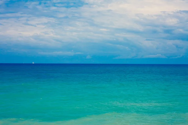 地中海惊人的波浪 Gorgeos 和令人钦佩的蓝色海洋 美妙的风景天空 凉爽的冲浪景观 惊人的彩色拍摄 海的平稳的运动 — 图库照片