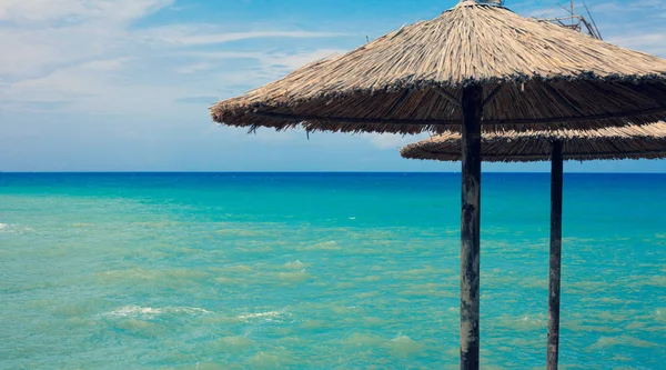 Güneş kapak üzerinde güzel sahil şeridi Gorgeussea su arka plan ile duruldu. Yaz havadar güneşli gün.