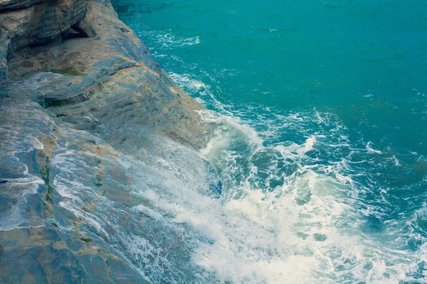 Superfície Azul Brilhante Oceano Com Ondas Espuma Batendo Againts Parede — Fotografia de Stock