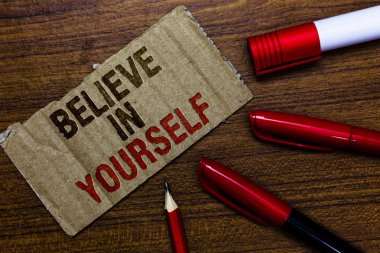 Word metin Believe kendinizi yazma. Encouraging için iş kavramı kimse kendine güven motivasyon kalem kalem kap kurulu işaretçi işaretçi metin karton haber komut dosyası fikir alıntı