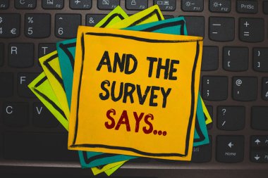 Metin yazma ve Survey Says kelime... İş kavramı yapmak için anket ve getirmek sonuçlarını başkalarıyla konuşmak birden çok renkli yapışkan sınır kartları bilgisayar klavye metin mesaj gönder