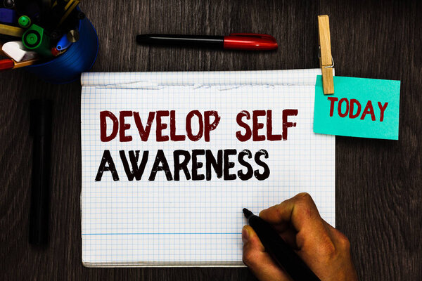 Концептуальное рукописное письмо, показывающее развитие самосознания. Текст деловой фотографии повышает осознанные знания собственного характера Регистрация страниц рукописных текстов канцелярских принадлежностей деревянный стол
