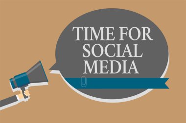 El yazısı metin zaman için sosyal medya. Konular haber ve film tartışırken kavramı anlam yeni arkadaşlar toplantı gri renk ses hoparlör çok satırlı metin mesajı fikir duyuru yapmak