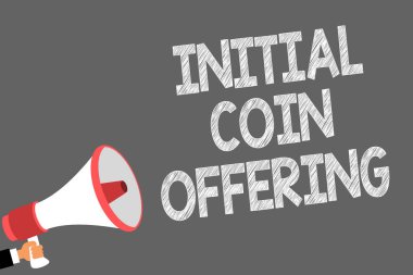 İlk madeni para sunan gösterilen metin işareti. Kavramsal fotoğraf crowdfunding sermaye artırma cryptocurrencies kullanarak hoparlör endişe verici uyarı ses göstergeler fikir duyuru semboller