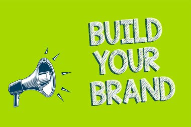 Build Your marka gösterilen Not yazma. İş yapmak ticari kimlik pazarlama reklam sanat iletmek fotoğraf vitrine mesaj hoparlör alarm duyuru yeşil arka plan
