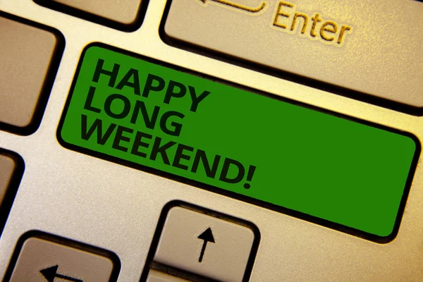 Word metin mutlu uzun hafta sonu yazma. Birini mutlu tatil seyahat tatil bilgisayar yazılım programı klavye düğmesine öğrenmek isteyen için iş kavramı sembol yazarak ofis işleri