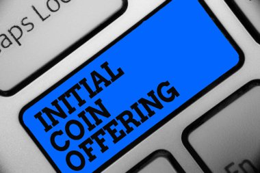 Word metin ilk madeni para teklif yazma. İş kavramı ofis işleri yazarak sermaye bilgisayar programı kullanım yazılım klavye mavi düğme yetiştirme cryptocurrencies kullanarak crowdfunding için