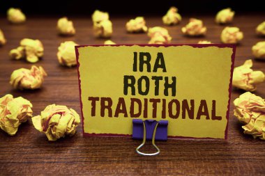 IRA Roth geleneksel yazma el yazısı metin. Metin bildirimi buruşuk Kağıt topları ahşap masa anlamı devlet ve federal sarı yapışkan kart indirilemeyen vergi kavramı kirpik