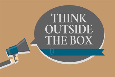 El yazısı metin dışında düşünmek belgili tanımlık kutu. Gri renkli ses hoparlör çok satırlı metin mesajı fikir duyuru yapmak beyin fırtınası benzersiz farklı fikirleri olması anlamına gelen kavram getirmek