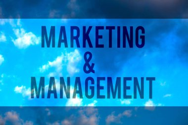 El yazısı metin pazarlama ve yönetim. Ürün çoklu-satır metin masaüstü doğal mavi gökyüzü bulutlu arka plan için stratejiler geliştirme kavramı anlam işlem iletileri gönder