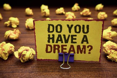 Yapmak sen var A Dream soru yazma el yazısı metin. Birisi yaşam hedefleri başarıları sarı yapışkan kart hakkında soran kavramı anlam metin bildirimi buruşuk Kağıt topları ahşap masa kısaltıldı