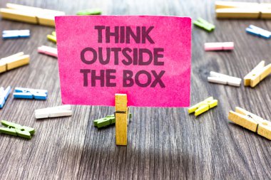 Dış belgili tanımlık kutu düşünüyorum gösterilen Not yazma. İş fotoğraf vitrine benzersiz farklı fikirler getirmek birden fazla klip odunsu tablo küçük kart kısaltıldı haber duyuru beyin fırtınası