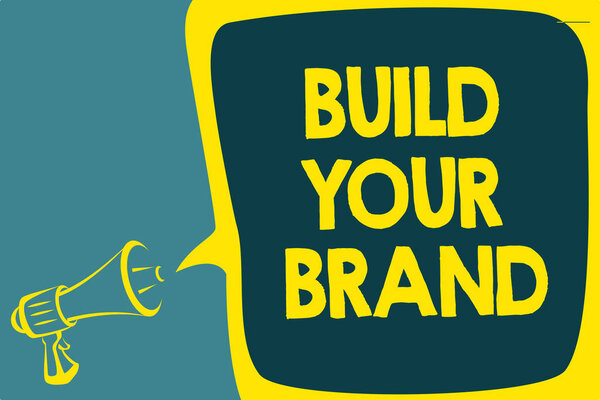 Концептуальный почерк, показывающий Build Your Brand. Сделать коммерческую идентичность Маркетинговая реклама Сценарий художественной работы динамик звук передать идею результата сообщения

