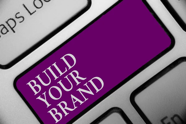 El yazısı metin Build Your marka. Ticari kimlik pazarlama reklam klavye düğme yapmak kavramı anlam anahtar türü ileti office iş bilgisayar giriş aygıtı vurmak
