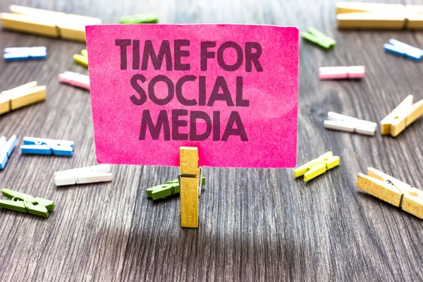 Escrevendo Nota Mostrando Time Social Media Foto Negócios Mostrando Reunião — Fotografia de Stock