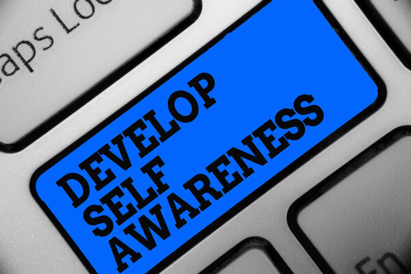 Развивать самопознание. Концепция бизнеса для повышения сознательного знания собственного характера Компьютерная программа использует программное обеспечение клавиатуры синяя кнопка ввода офисной работы
