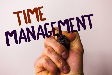 Word metin yazma zaman yönetimi. İş kavramı için zamanlama planlı iş verimliliği toplantı tarihleri kalem işaretleme fikir mesaj siyah kırmızı harflerle beyaz holding adam için