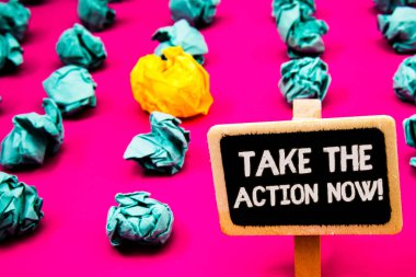 Kavramsal el almak eylem şimdi motivasyon çağrısı gösterilen yazma. Fazla yeşil kağıt iş fotoğraf metin hareket başlatmak hemen hemen anında yazı tahtası beyaz mektup pembe tabanı ile lobs