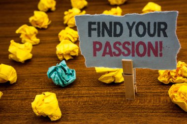 Bul Your Passion motivasyonel ara gösterilen Not yazma. İş fotoğraf vitrine teşvik etmek insanlar bulmak onların rüya karton harfler ahşap zemin bulanık sarı topaklar yeşil önsezi ile