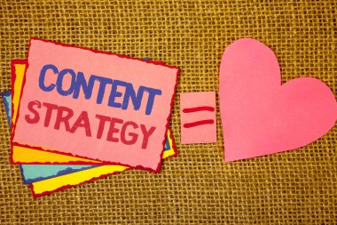 İçerik stratejisi gösterilen Not yazma. Yönetim ağ Internet Web sitesi pazarlama planı pembe sarı mavi notlar siyah kırmızı harflerle fikirler eşittir işareti kalp hasır vitrine iş fotoğraf