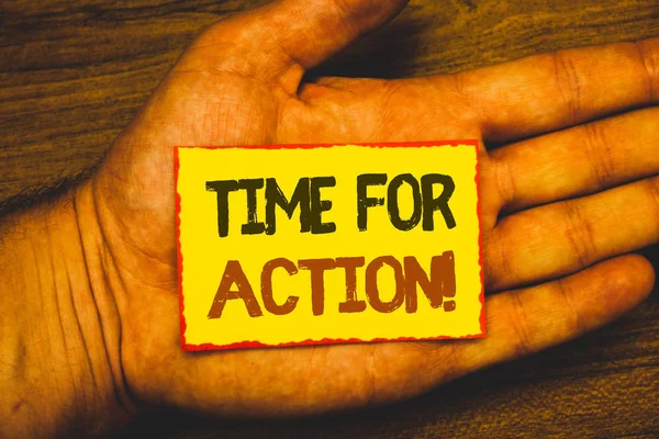 Kavramsal el zaman için motivasyon arama eylemi gösterilen yazma. Aciliyet hareket teşvik Challenge iş metin sarı kağıt Not kırmızı kenarlık ileti aşk yazılan sözcükler vitrine iş fotoğraf