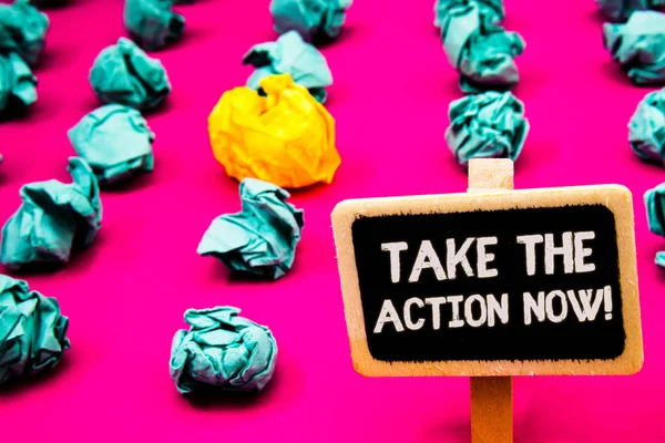 Kavramsal el almak eylem şimdi motivasyon çağrısı gösterilen yazma. Fazla yeşil kağıt iş fotoğraf metin hareket başlatmak hemen hemen anında yazı tahtası beyaz mektup pembe tabanı ile lobs