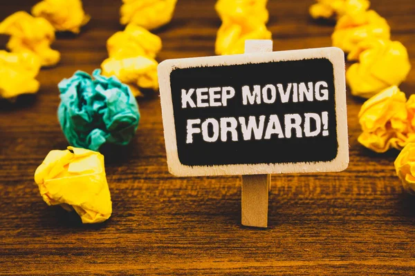 Sinal Texto Mostrando Keep Moving Forward Motivational Call Foto Conceitual — Fotografia de Stock