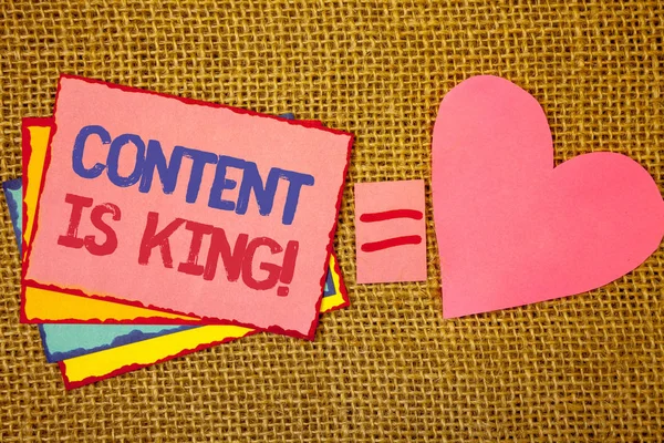 İçerik kral motivasyonel çağır gösterilen Not yazma. Pazarlama bilgi reklam stratejisi pembe sarı mavi notlar siyah kırmızı harflerle fikirler eşittir işareti kalp hasır vitrine iş fotoğraf