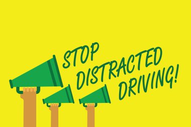 Son dağınık sürüş yazma el yazısı metin. Direksiyonda dikkatli olmanı anlam kavramı yavaş mikrofon hoparlörler önemli mesaj sarı arka plan holding eller sür