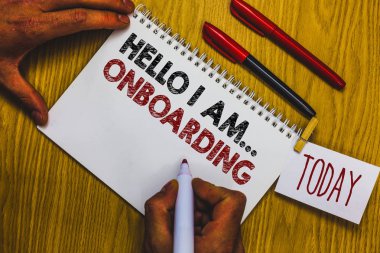 Merhaba gösterilen unutmayın yazılıyor... Onboarding. Sen söylüyorum kişi vitrine iş fotoğraf gemi veya marker defter clothepin hatırlatma ahşap masa fincan kahve tutan adam uçak