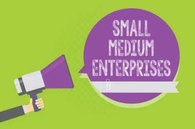 Metin küçük orta kuruluşların yazılı kelime. İş kavramı daha az bin işçi adam ile firmaların elinde megafon hoparlör mor konuşma balonu yeşil arka plan