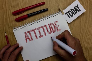 Kavramsal el tutum gösterilen yazma. İş fotoğraf vitrine düşünmekten ya da kişilik marker defter hatırlatma ahşap masa fincan kahve tutan adam hakkında bir şeyler hissetmeye yolu yerleşmiş