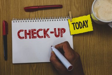 Word yazma metin kontrol kadar. Doktorlar adam bugün önemli kahve fincanı için işaretleyici defter ahşap masa holding tarafından yapılan fiziksel tıp veya klinik muayene için iş kavramı