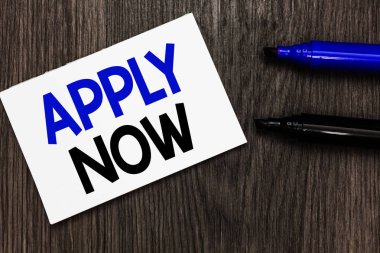 Şimdi Uygula gösterilen metin işareti. Kavramsal fotoğraf iş elde etmek için bir kişi bir meslek önemli fikir fikirler defter marker işaretleri ahşap arka plan hatırlatma için ilgili