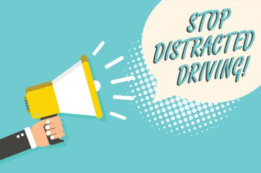 Word metin son dağınık sürüş yazma. Direksiyonda dikkatli olmak isteyen iş kavramı sürücü yavaş yavaş megafon hoparlör konuşma balonu mavi arka plan yarı ton tutan adam