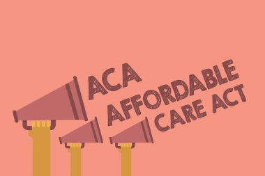 ACA uygun bakım Yasası gösterilen Not yazma. Mikrofon hoparlör önemli mesaj pembe arka plan holding eller iş fotoğraf birkaç hastaya ucuz tedavi sağlayan vitrine koyar