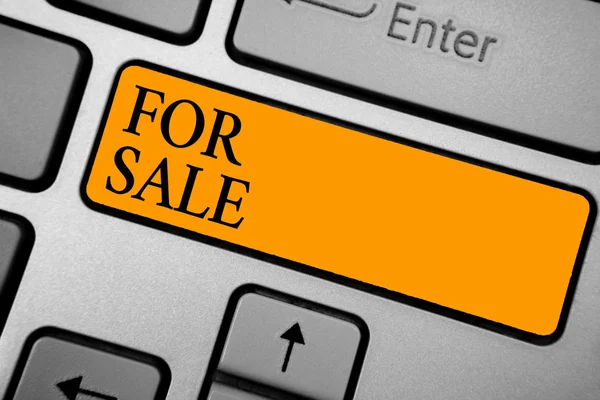 显示用于销售的文本符号 概念照片投入物业房子车可供他人购买键盘橙色键意图创建计算机计算反射文档 — 图库照片