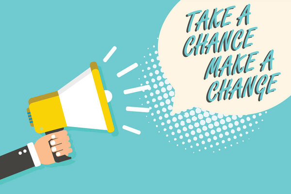 Текст, написанный словом "Take A Chance Make A Change". Бизнес-концепция для того, чтобы не упустить возможность достичь большего Человек, держащий мегафон громкоговоритель речи пузырь синий фон остановился один
