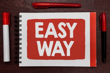 Basit yol gösterilen metin işareti. Kavramsal fotoğraf sert iki arasında daha az ve daha fazla çaba yöntemi önemli fikirleri karar verme defter işaretleri ahşap masa anımsatıcı iletisi vurgulanmış