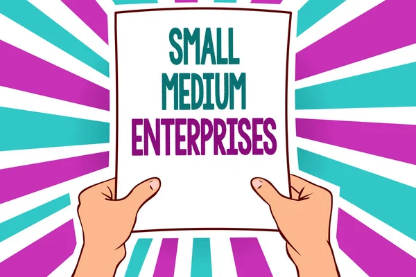 字写文字的中小型企业 企业理念为不到千名工人的人拿着纸重要信息显蓝紫射线明亮的想法 — 图库照片