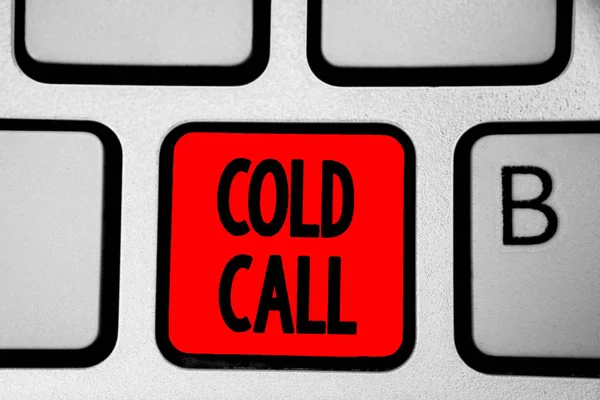 Escribiendo Una Nota Mostrando Cold Call Exhibición Fotos Negocios Llamada — Foto de Stock
