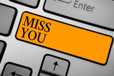 Seni özledim gösterilen metin işareti. Kavramsal fotoğraf süre zaman klavye portakal anahtar niyeti ile hayatındaki önemli bir kişi için özlem bilgisayar bilgi işlem yansıma belge oluşturmak