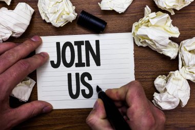 Word metin yazma bize katılın. Üye olmak için iş kavramı topluluk takım veya blog sosyal medya marker defter buruşuk sayfanın belgeleri birkaç çalışır hata tutan adam kaydolun